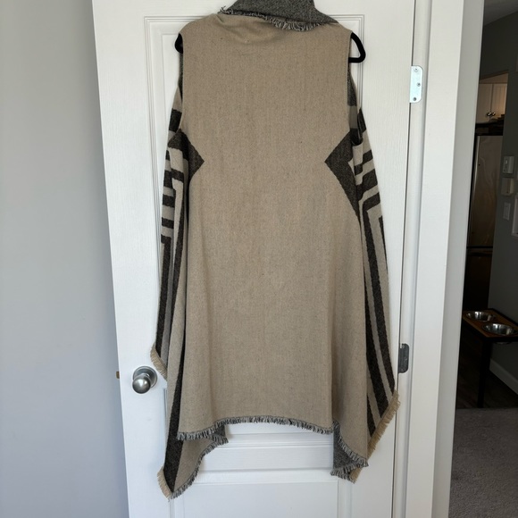 Love stitch | Sleeveless Sweater Poncho - One Size - Picture 2 of 7